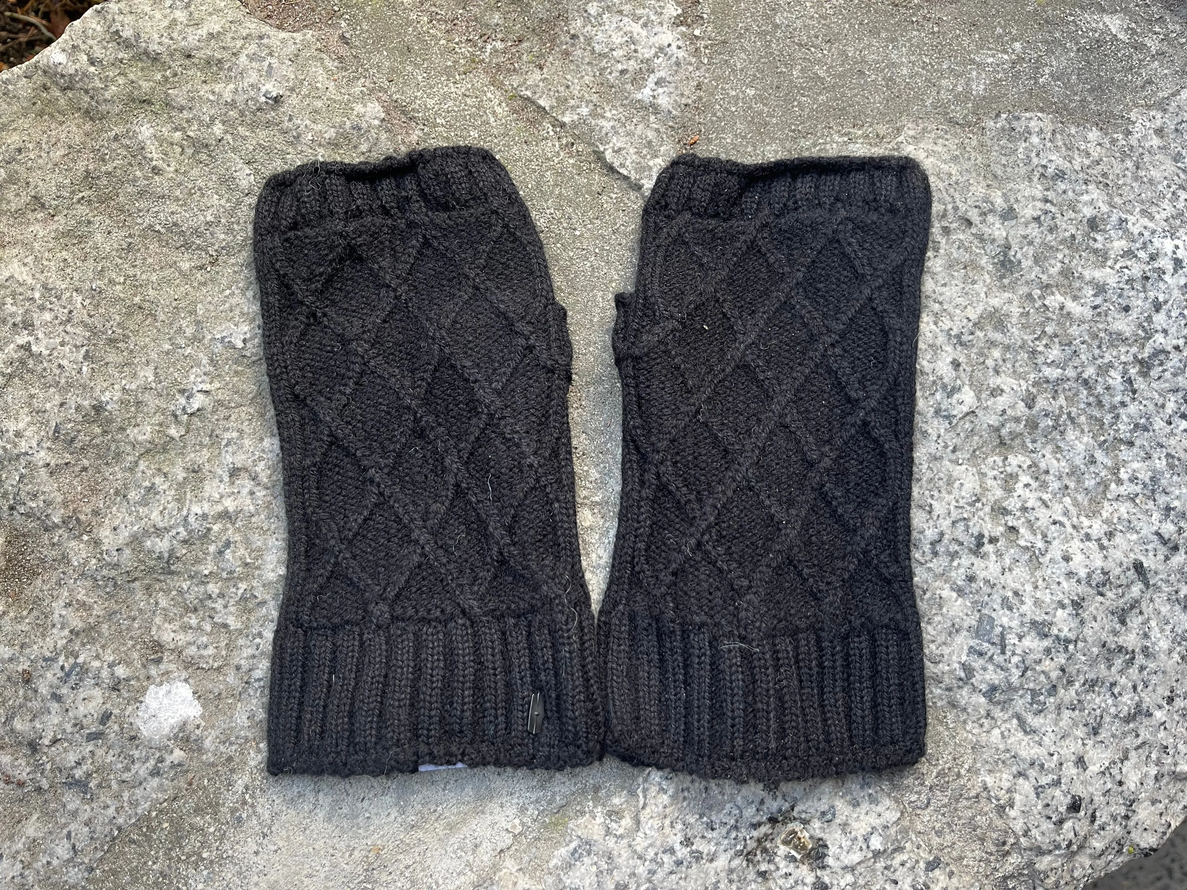 Aran - Diamond Mittens - Black