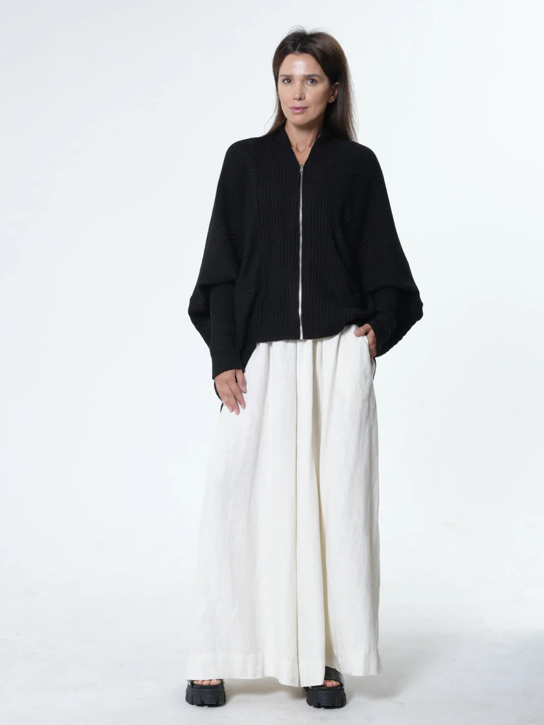 Extravagant Cardigan With Front Zipper In Black