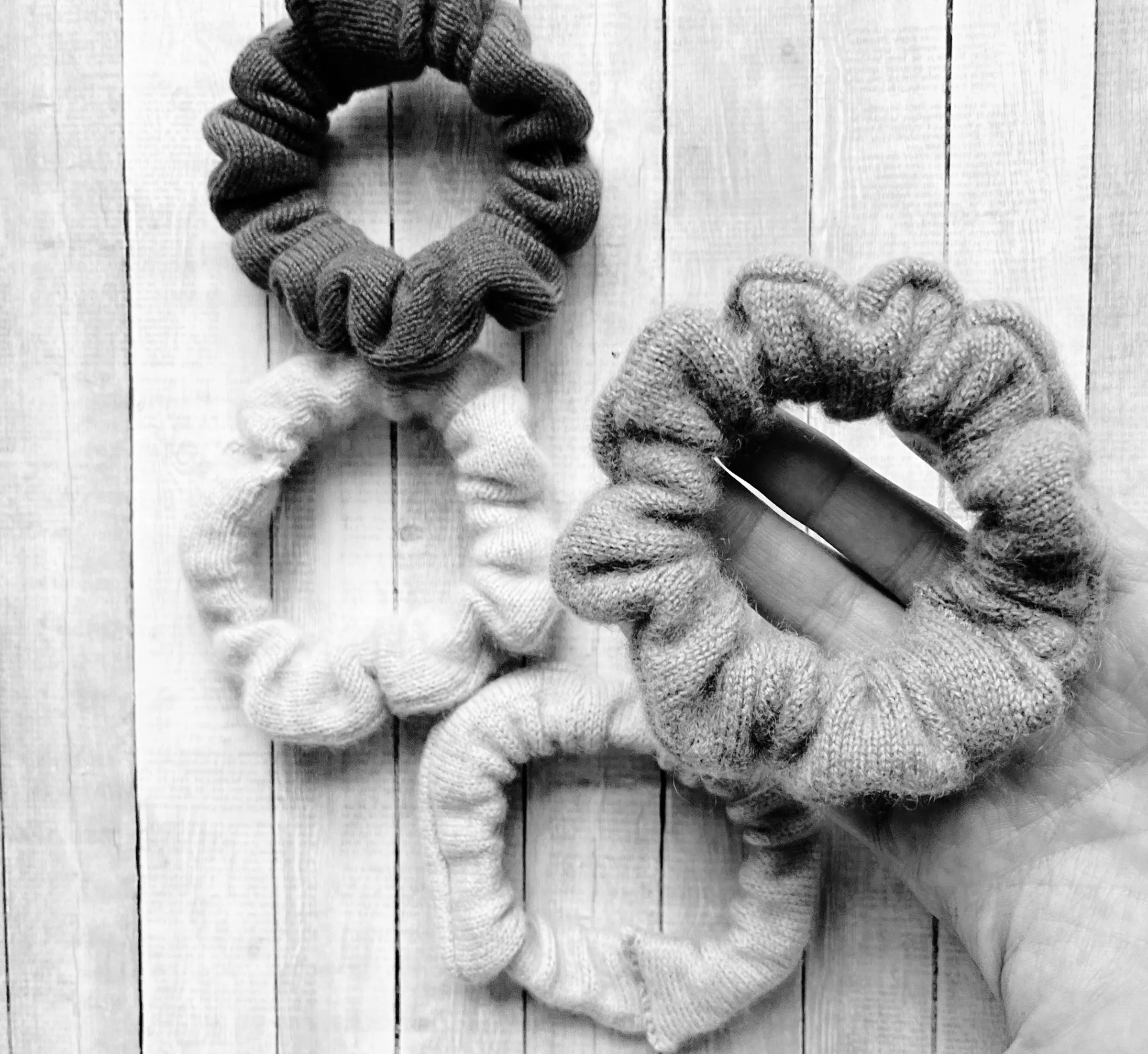 Neutral scrunchies in 100% Cashmere | Set of 3